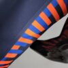 Camiseta Azul Marino de los Knicks lado lateral con franjas azul y naranja