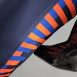 Camiseta Azul Marino de los Knicks lado lateral con franjas azul y naranja