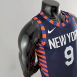 Camiseta Azul Marino de los Knicks lados laterales con franjas azul y naranja en lasmangas