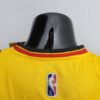 camiseta atlanta amarilla cuello porsterior y bordes negro y rojoj y amarillo