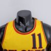 camiseta atlanta amarilla cuello redondo con bordes rojos y negros y lgoo nike