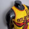camiseta atlanta amarilla diseño lateral con bordes negros y rojos en mangas y y ceullo