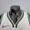 camiseta blanca Bucks cuello en forma de V colores verde y crema y logo nike