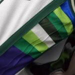 camiseta blanca Bucks diseño latral verde y azul