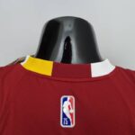 camiseta cavaliers rojo cuello anterior con borde amarillo y blanco y el logo nba