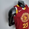 camiseta cavaliers rojo lado lateral con mangas y cuello con bordes rojo , amarillo y blanco