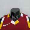 camiseta cavaliers rojo xuello en V con bordes rojo, amarillo y blanco