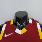 camiseta cavaliers rojo xuello en V con bordes rojo, amarillo y blanco