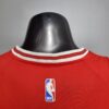 camiseta chicago bulls roja cuello anterior con bordes blancos