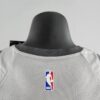 camiseta cleveland gris cuello anterior con borde negro y logo nba