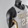 camiseta cleveland gris diseño lateral con franjas plomas, blancos y amarillo y el logo nike