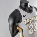 camiseta cleveland gris diseño lateral con franjas plomas, blancos y amarillo y el logo nike