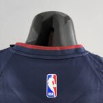 camiseta cleverland cavaliers azul cuello anterior con bordes rojos y logo nba