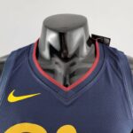 camiseta cleverland cavaliers azul cuello en V con borde rojo y logo nike