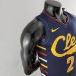 camiseta cleverland cavaliers azul diseño lateral a rayas rojo, blanco y amarillo