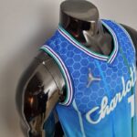 camiseta hornets azul city con bordes celeste y blancos en la manga y los hombros