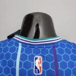 camiseta hornets azul city cuello anterior con diseño de panal y logoo nba