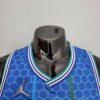 camiseta hornets azul city cuello en V con borde celeste y blanco y azul y el logo jordan