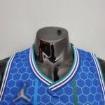 camiseta hornets azul city cuello en V con borde celeste y blanco y azul y el logo jordan