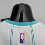 camiseta hornets blanca cuello anterior borde celeste con logo nba