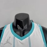 camiseta hornets blanca cuello en V con borde celeste y logo jordan