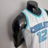 camiseta hornets blanca diseño lateral con borde celeste en manga y cuello