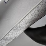 camiseta hornets gris diseño lateral con un diseño en panal