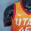 camiseta jazz degradado naranja diseño lateral con borde rojoj en la manga y cuello