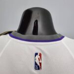 camiseta kings blanca cuello anterior con borde gris y logoo nba