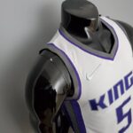 camiseta kings blanca diseño lateal con bordes en gris y morado en la manga y cuell