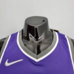 camiseta kings morada cuello en V con bordes plomos y blanco y logo nike