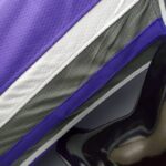 camiseta kings morada diseño lateral con lineas blancas y gris