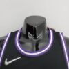 camiseta kings negra city cuello redondo con borde morados y blanco con el logo nike