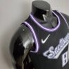 camiseta kings negra city diseño lateral con bordes en las mangas de morado y blanoc