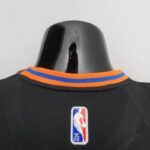 camiseta negra new york knicks cuello anterior con bordes naranja y azul