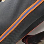 camiseta negra new york knicks diseño lateral bordes naranja y azul