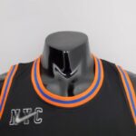 camiseta negra new york knicks logo anterior y cuello anterior naranja y azul