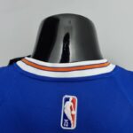 camiseta new york knicks azul cuello anterior con bordes blanco y naranja