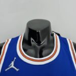 camiseta new york knicks azul cuello redondo con brodes blanco y naranja delantera