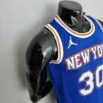 camiseta new york knicks azul diseño lateral con bordes blancos y naranja
