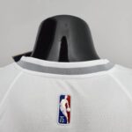 camiseta oklahoma city blanca cuello anterior blanco con borde gris y logo nba