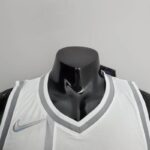 camiseta oklahoma city blanca cuello en V con borde gris y logo nike