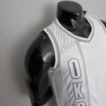 camiseta oklahoma city blanca diseño lateral con borde en gris y Logo OKC