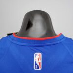 camiseta pistons azul cuello anterior con bordes azul y rojo y logo nba