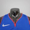 camiseta pistons azul cuello en V con borde rojoj y logo nike