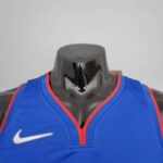 camiseta pistons azul cuello en V con borde rojoj y logo nike
