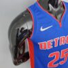 camiseta pistons azul diseño lateral con borde en rojoj y azul en las mangas y cuello
