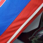 camiseta pistons azul diseño lateral con bordes en rojo y blanco y azul