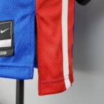 camiseta pistons azul diseño lateral con bordes rojo y blanco