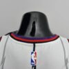 camiseta raptors blanca cuello anterior con bordes azules y rojoj ylogo nba